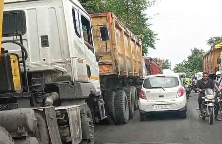 Korba: ट्रेलर ब्रेकडाउन से थमी रफ्तार, कोरबा-भिलाई मार्ग पर 2 किमी लंबा जाम, स्कूल बसें और यात्री घंटों फंसे