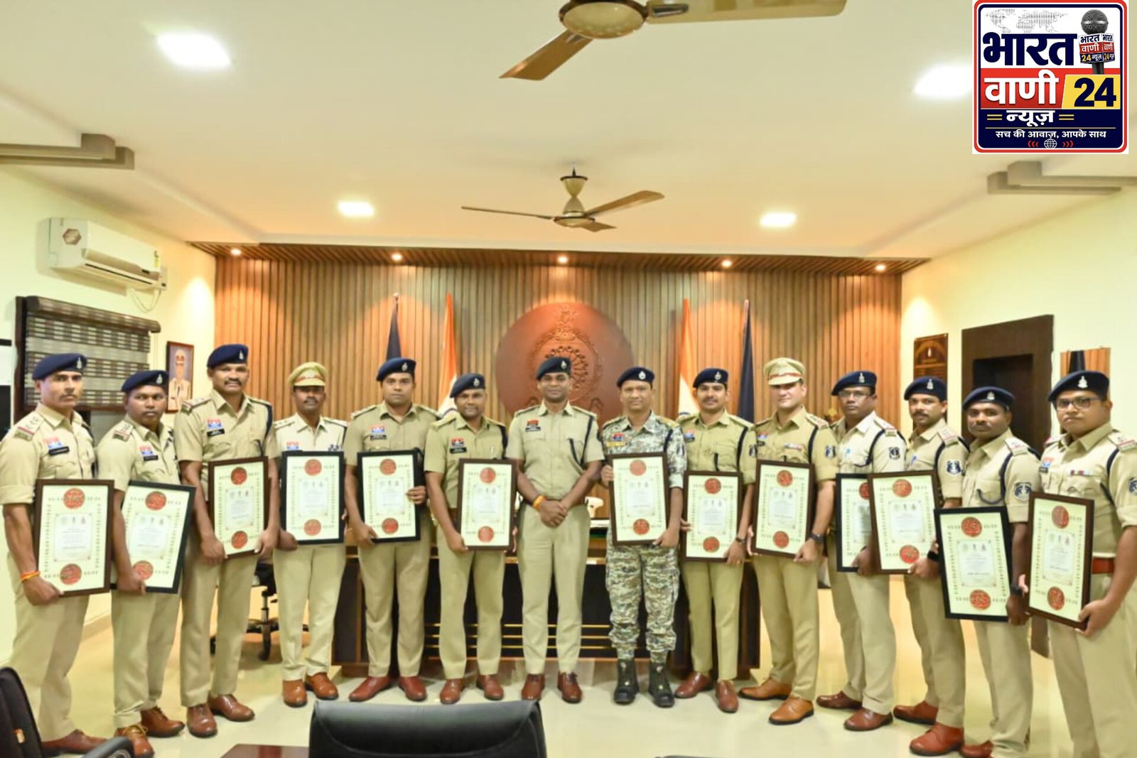अमित शाह से सम्मानित दंतेवाड़ा पुलिस अधिकारियों का एसपी ने किया अभिनंदननक्सल उन्मूलन, जनसुरक्षा और उत्कृष्ट सेवाओं के लिए अधिकारियों को मिला सम्मान